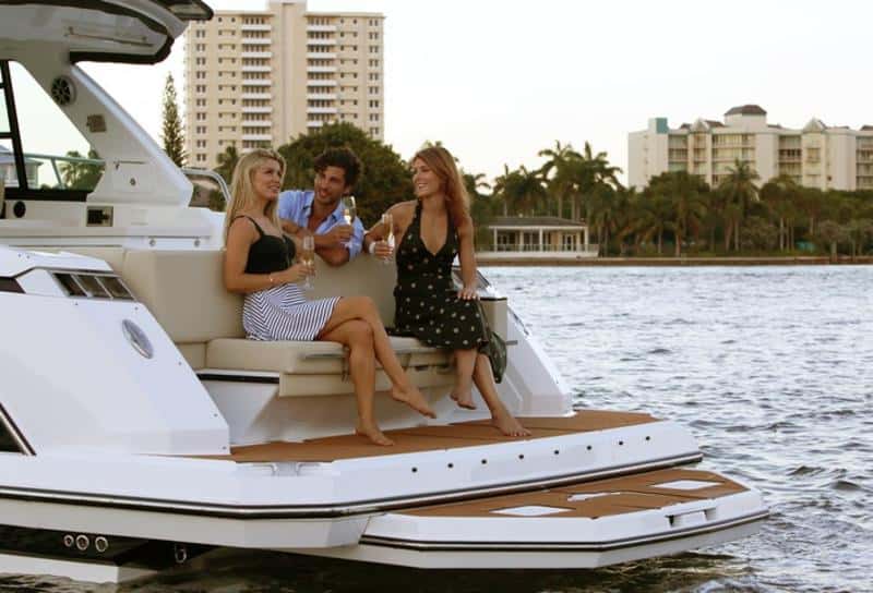 Read more about the article Bowriders: Outboard Vs. Sterndrive