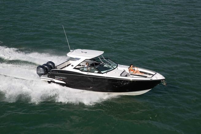 You are currently viewing Monterey 385 SE An outboard-powered dayboat that shines on several fronts.