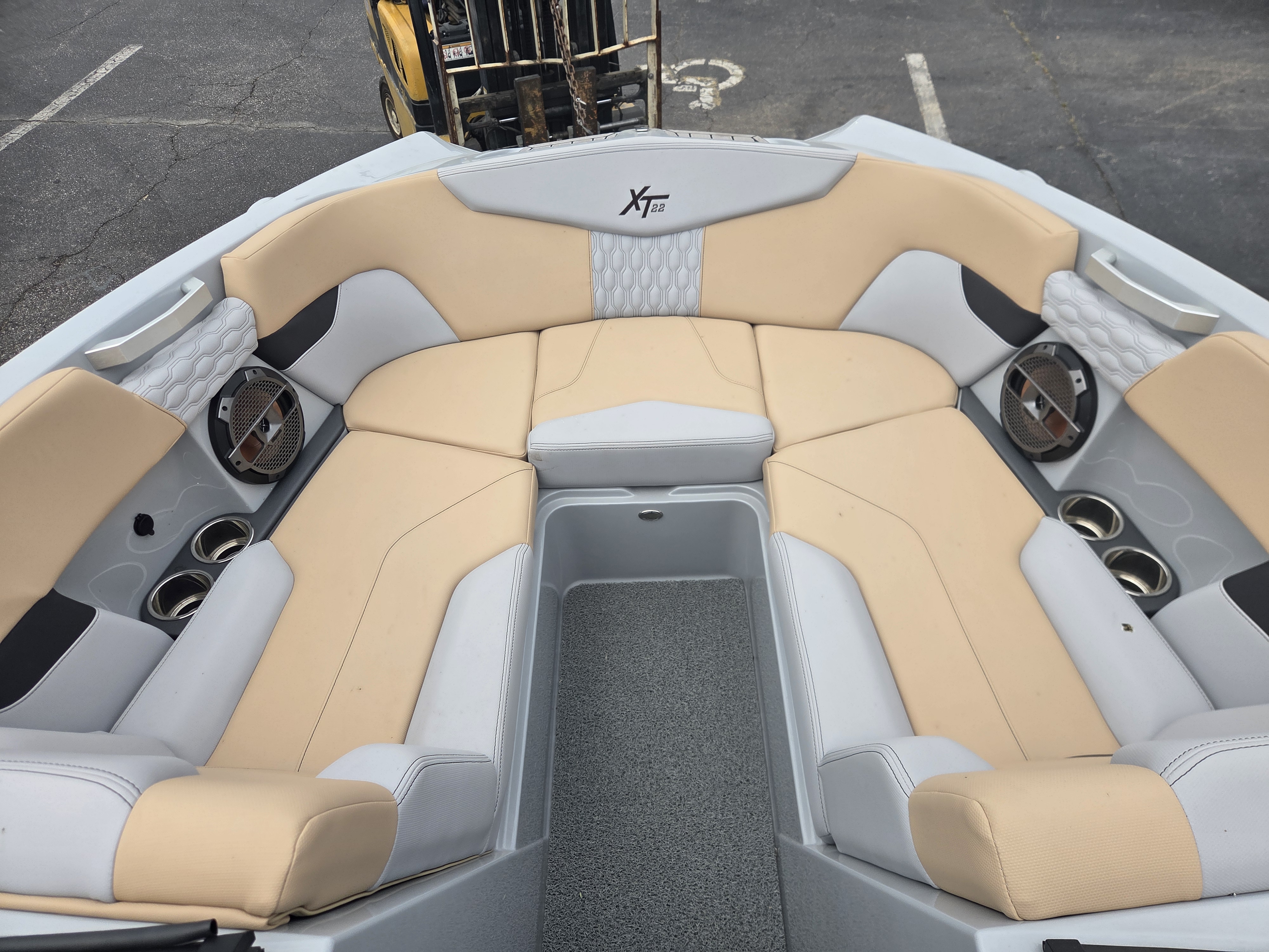 2022 MasterCraft XT22 Sport Boat