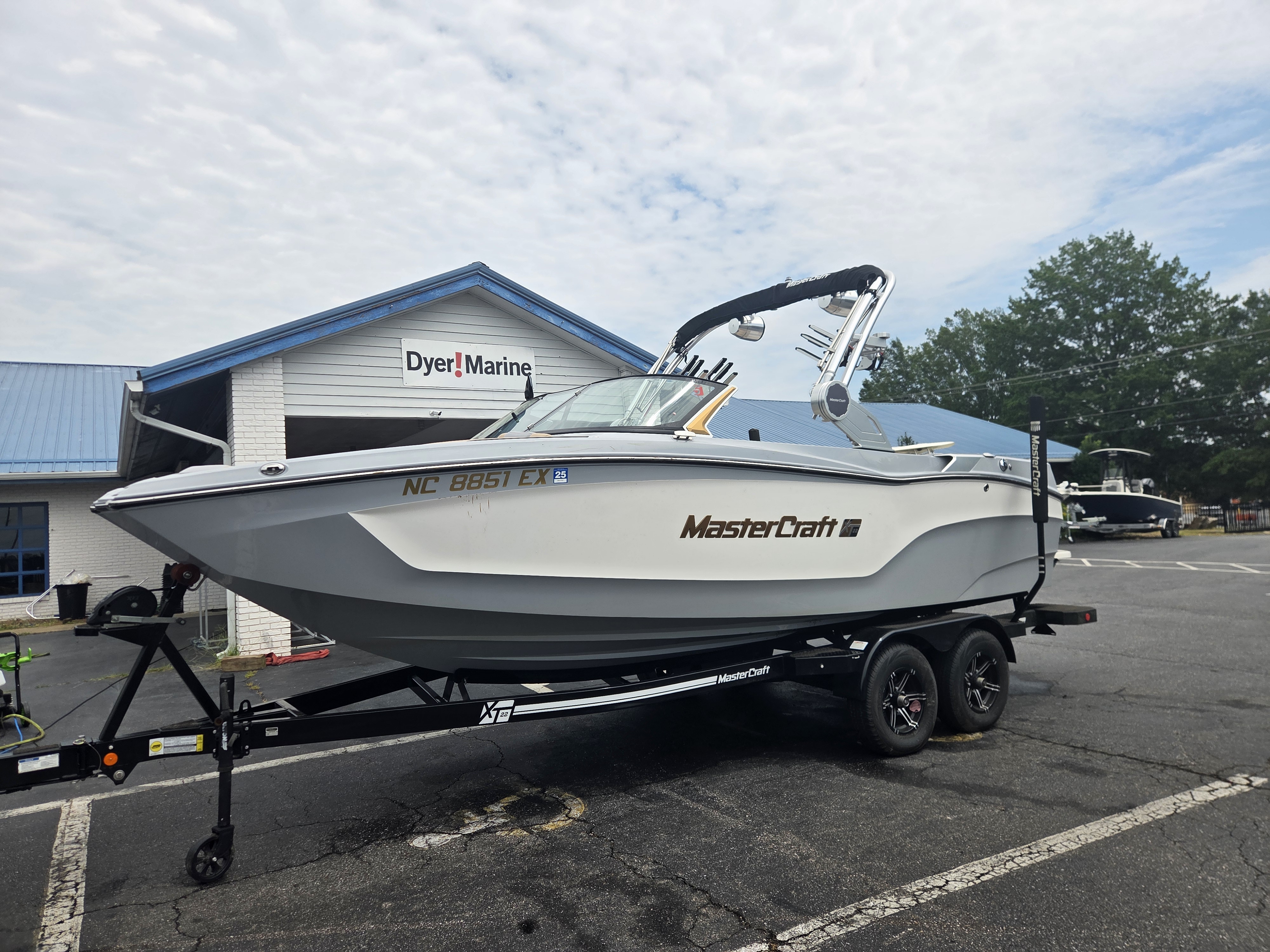 2022 MasterCraft XT22 Sport Boat