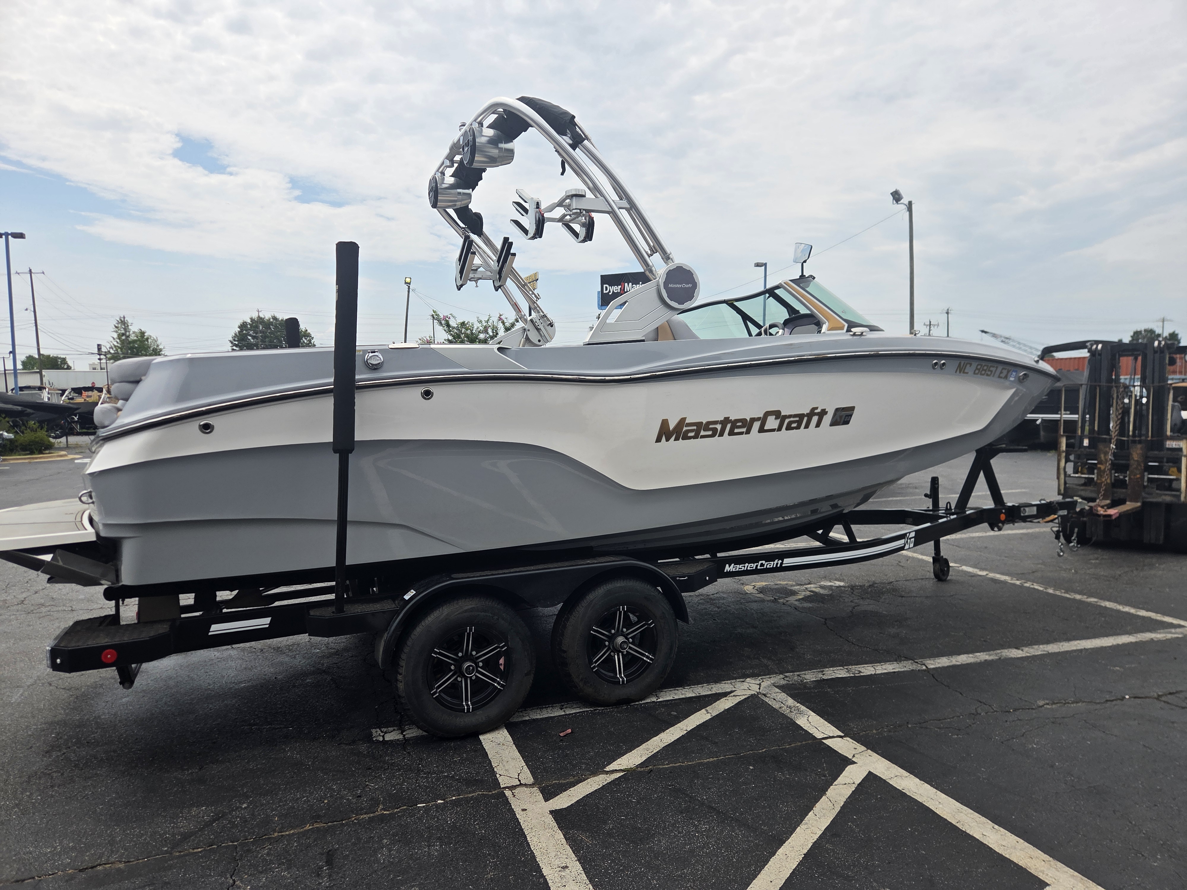2022 MasterCraft XT22 Sport Boat