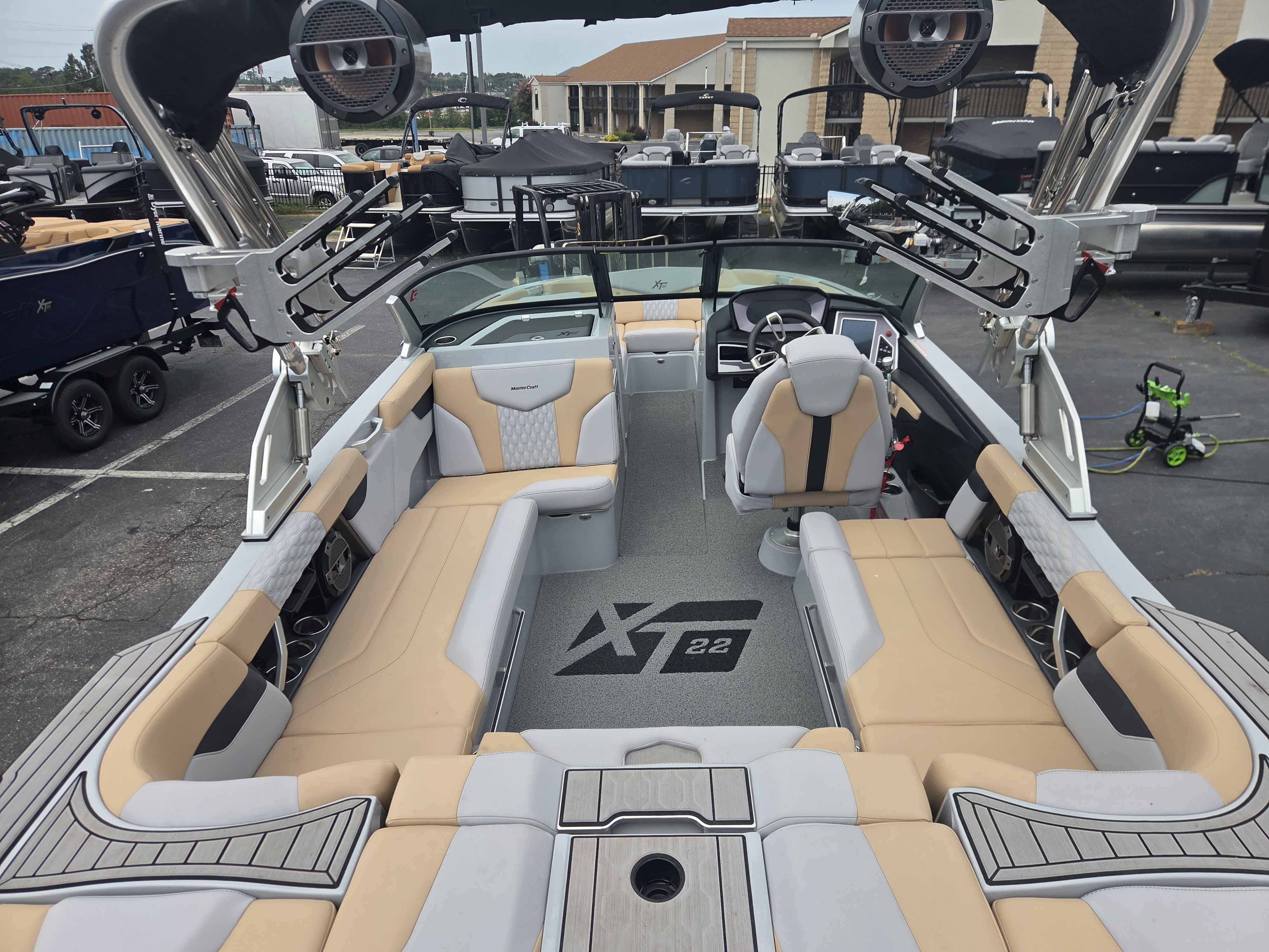 2022 MasterCraft XT22 Sport Boat
