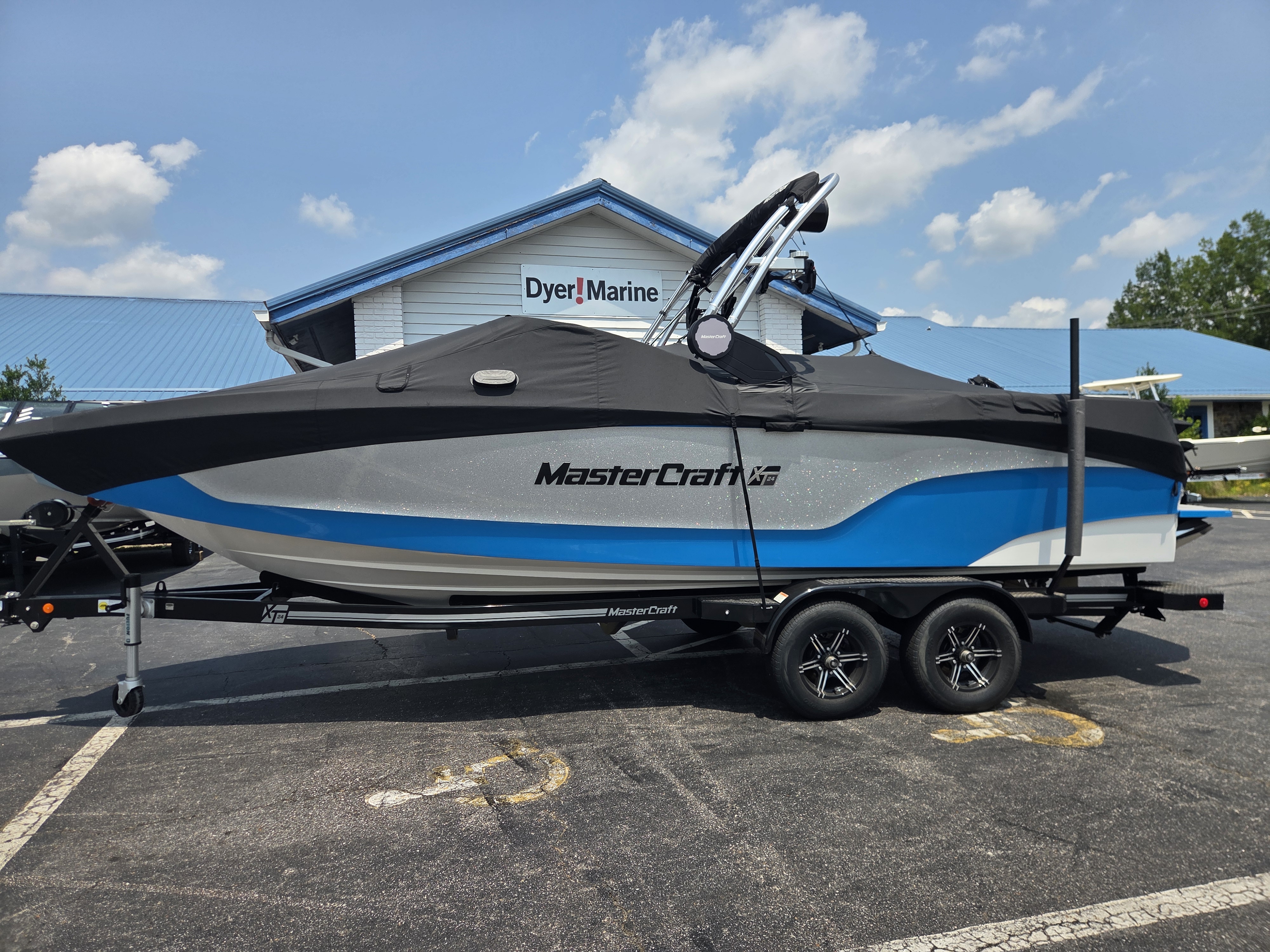 2023 MasterCraft XT24 Sport Boat