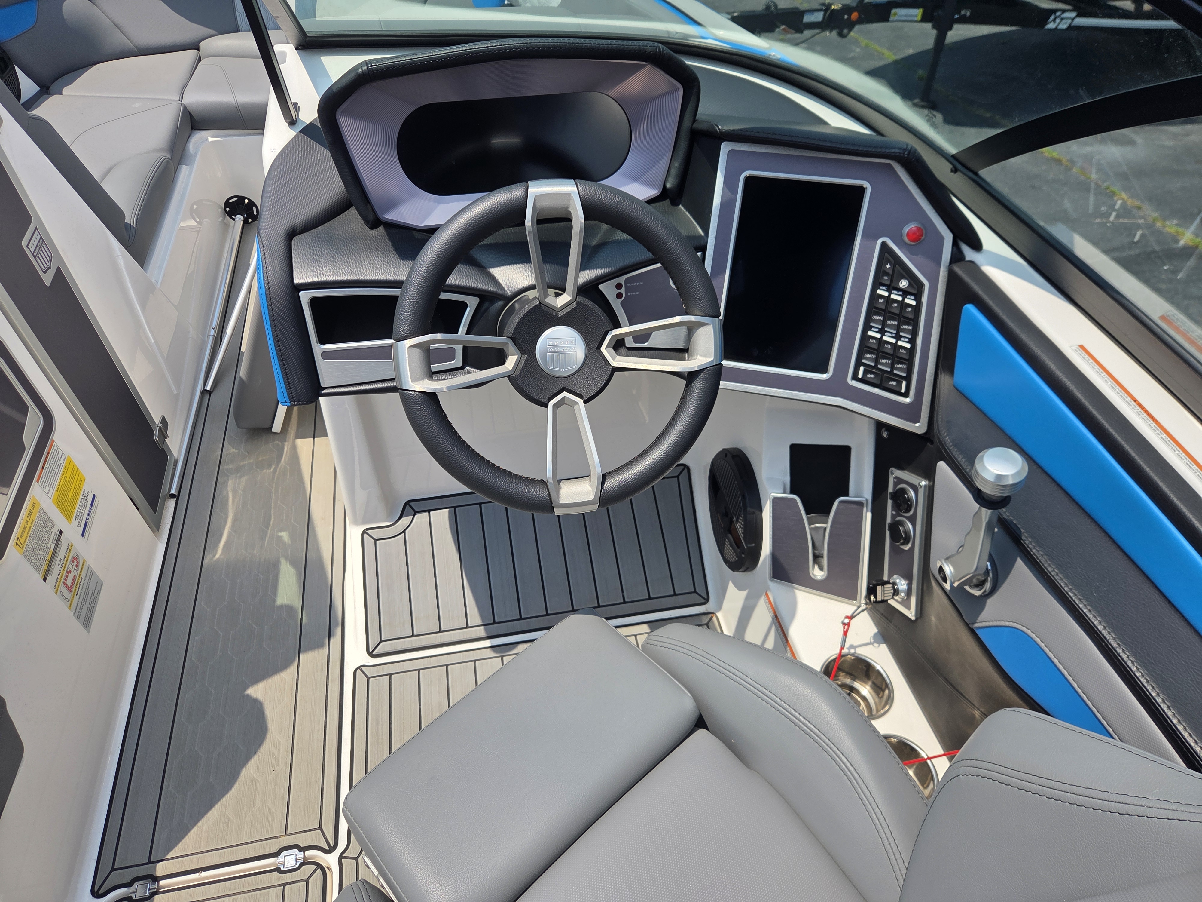 2023 MasterCraft XT24 Sport Boat