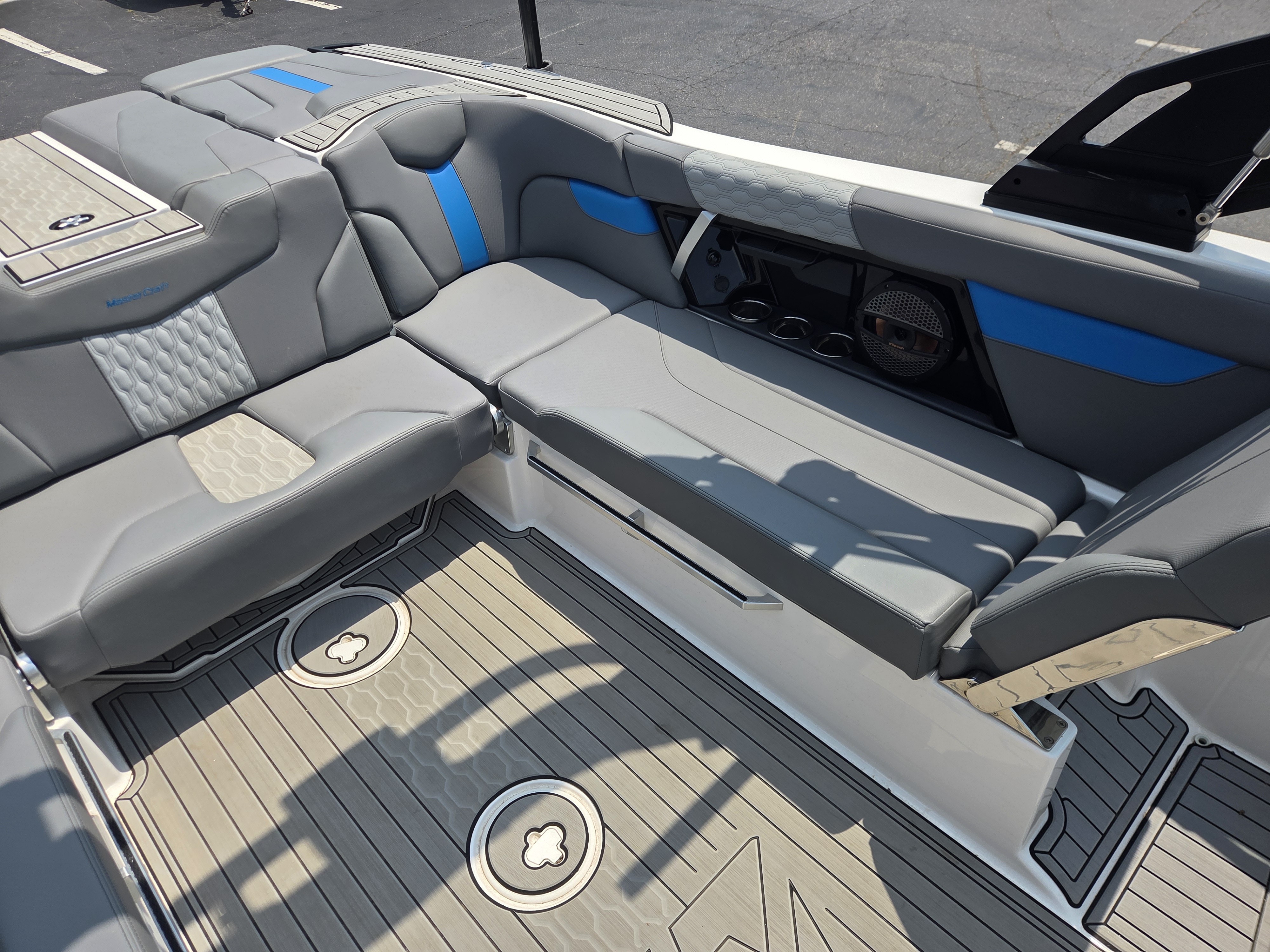 2023 MasterCraft XT24 Sport Boat