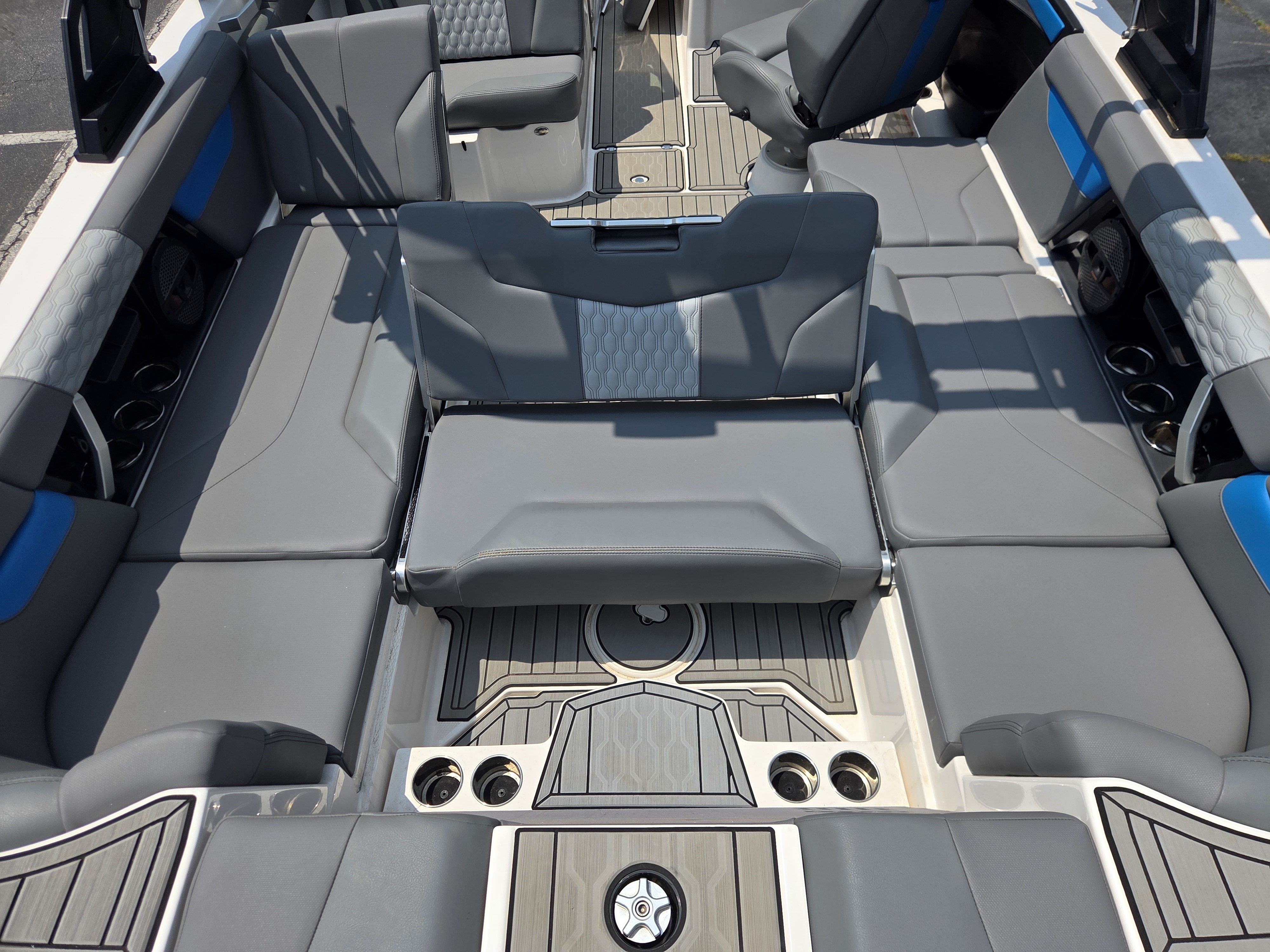 2023 MasterCraft XT24 Sport Boat