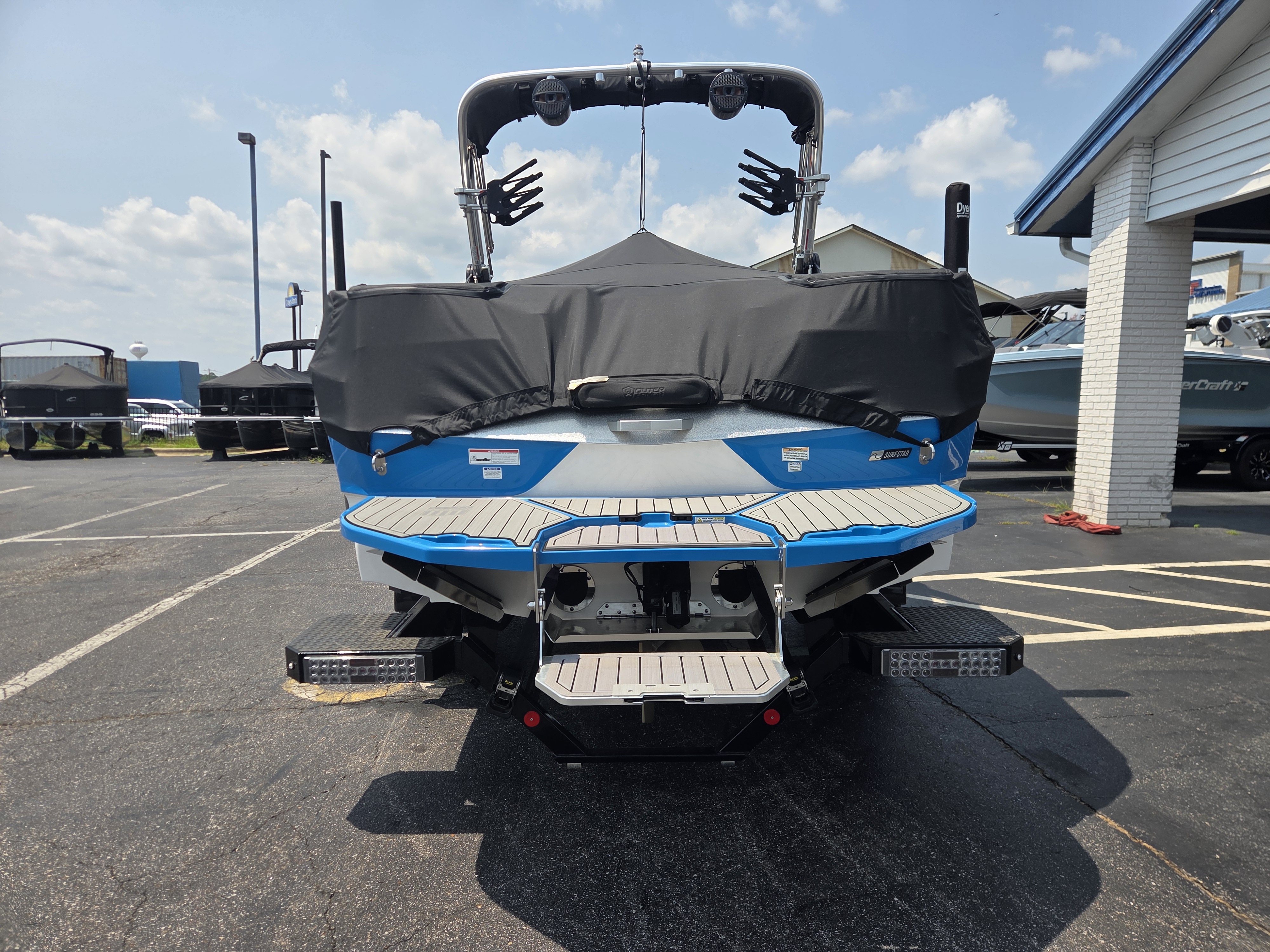2023 MasterCraft XT24 Sport Boat