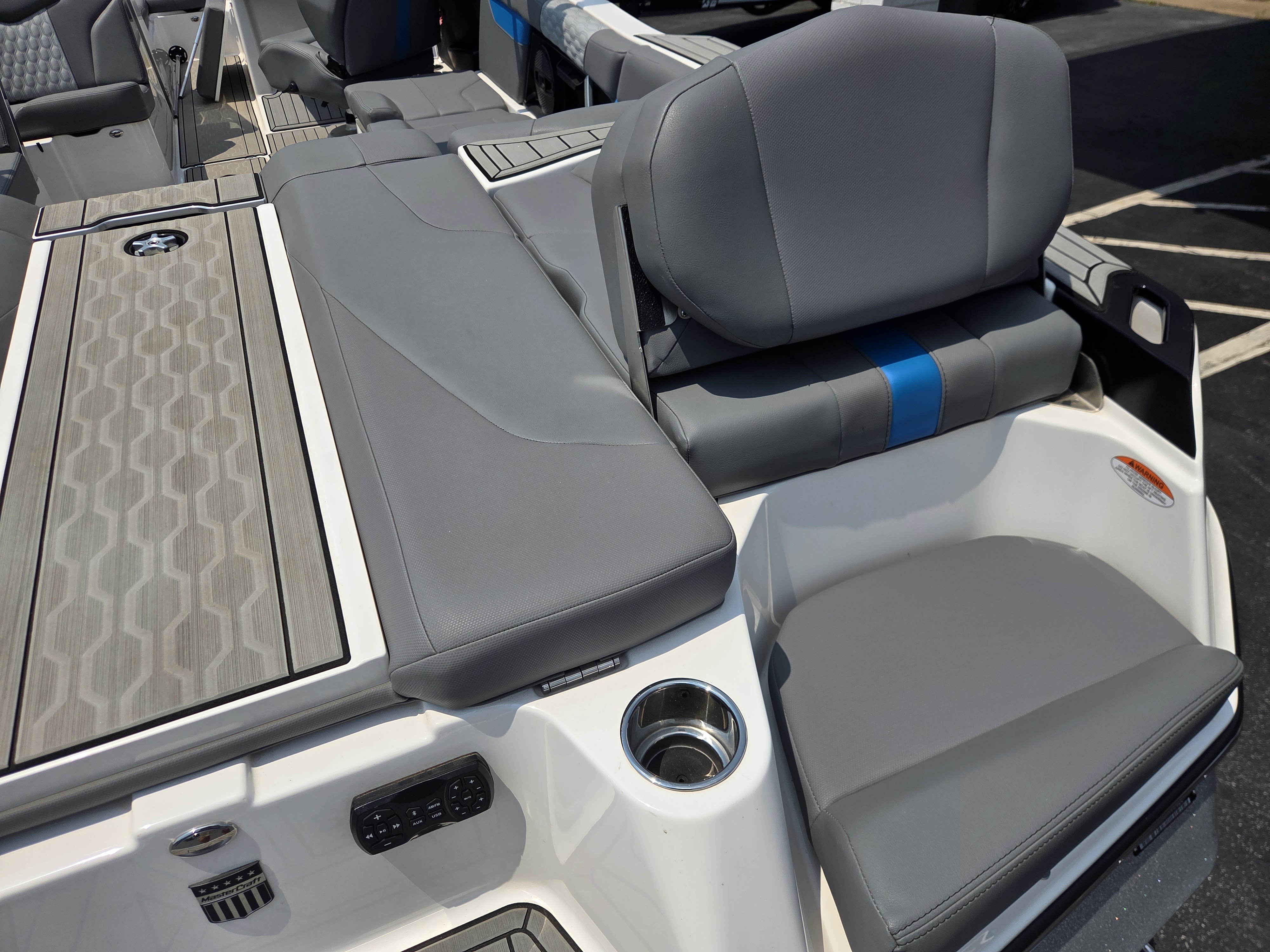2023 MasterCraft XT24 Sport Boat