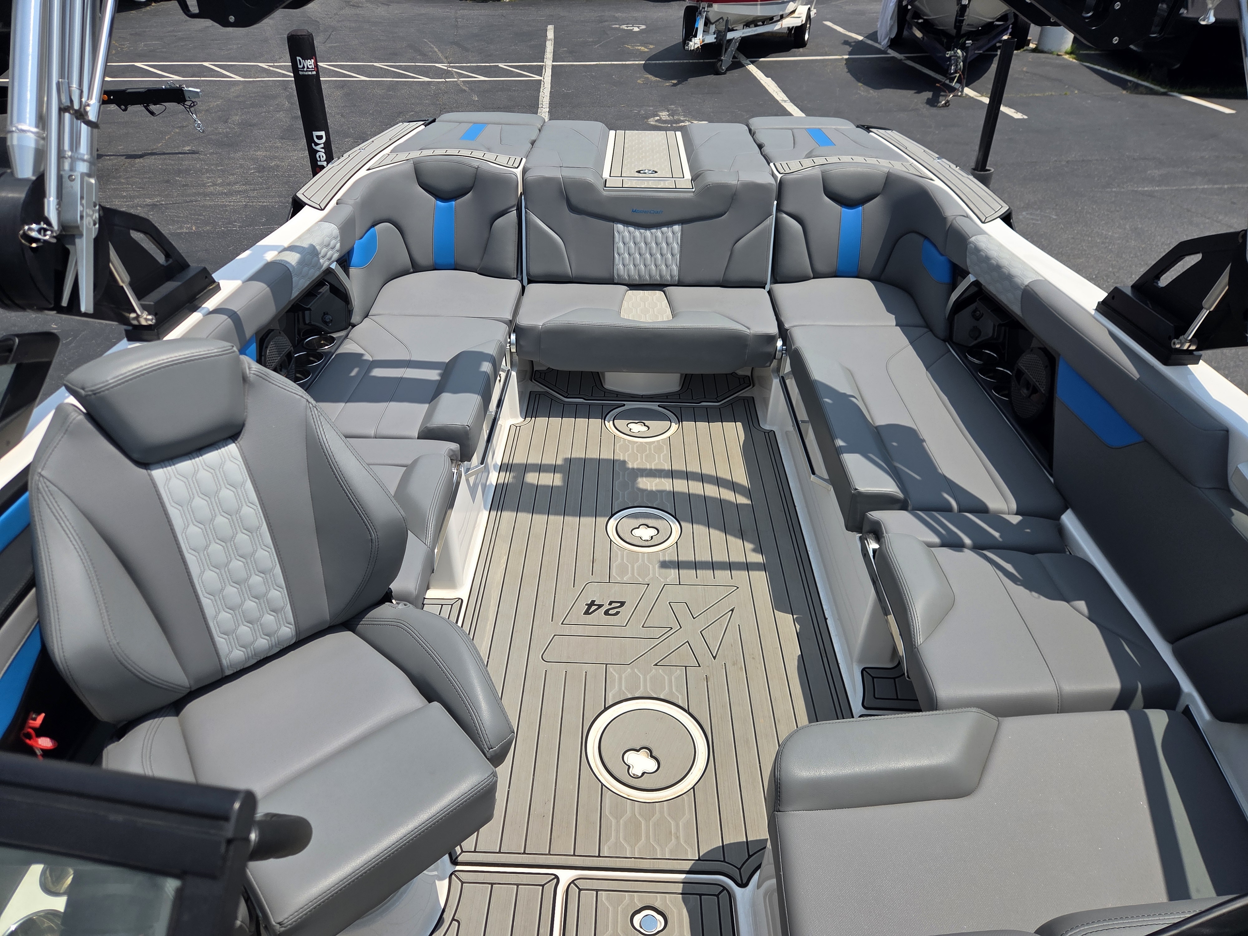 2023 MasterCraft XT24 Sport Boat