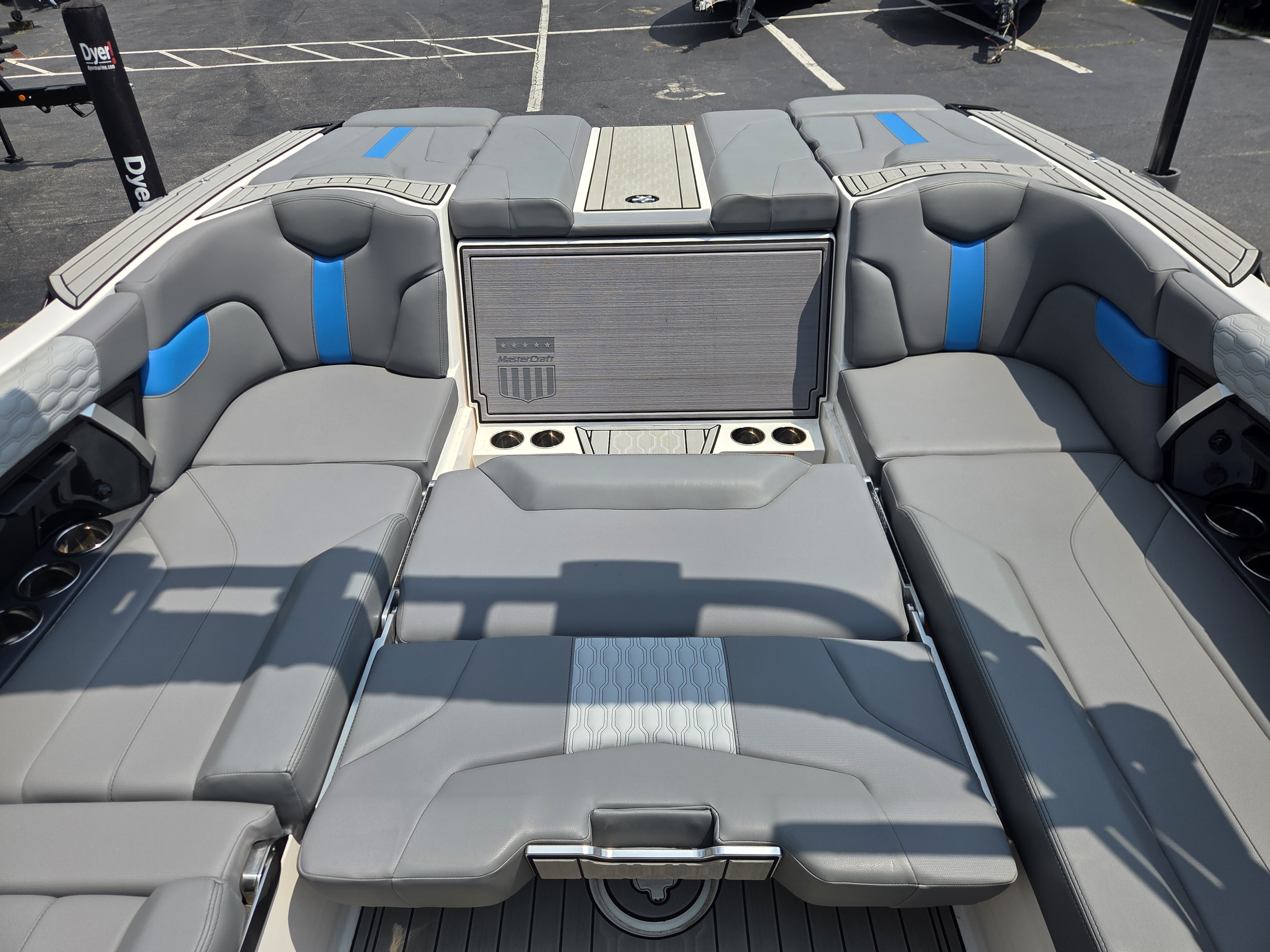 2023 MasterCraft XT24 Sport Boat
