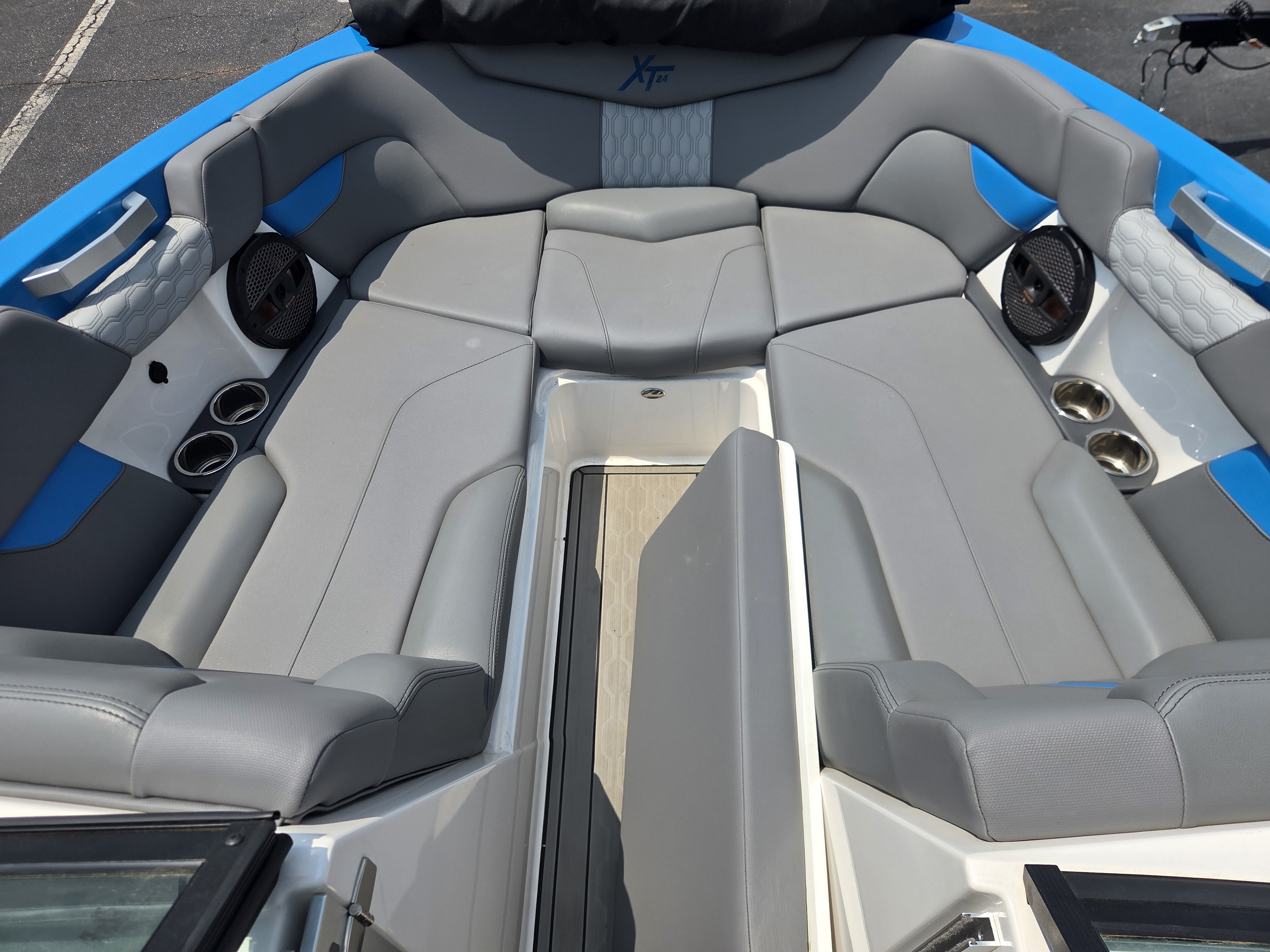 2023 MasterCraft XT24 Sport Boat