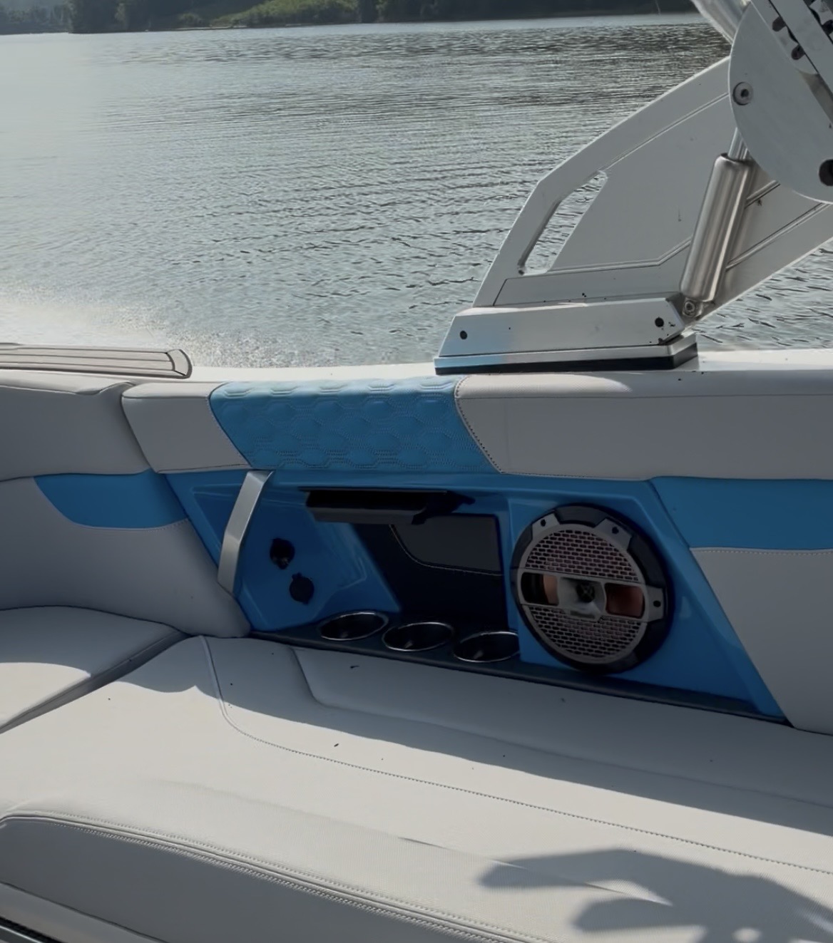 2022 MasterCraft XT23 Sport Boat