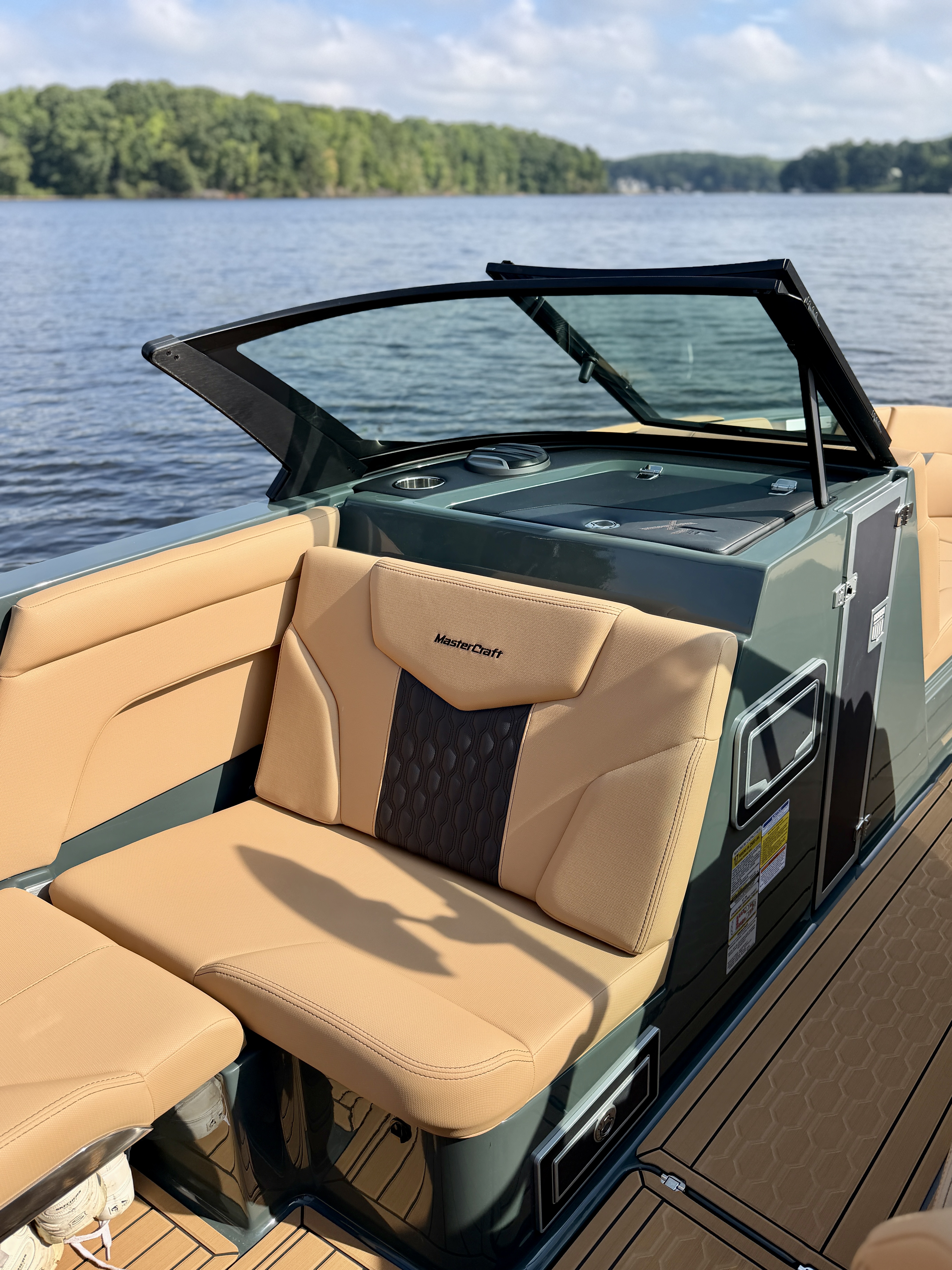 2027 MasterCraft XT24 Sport Boat
